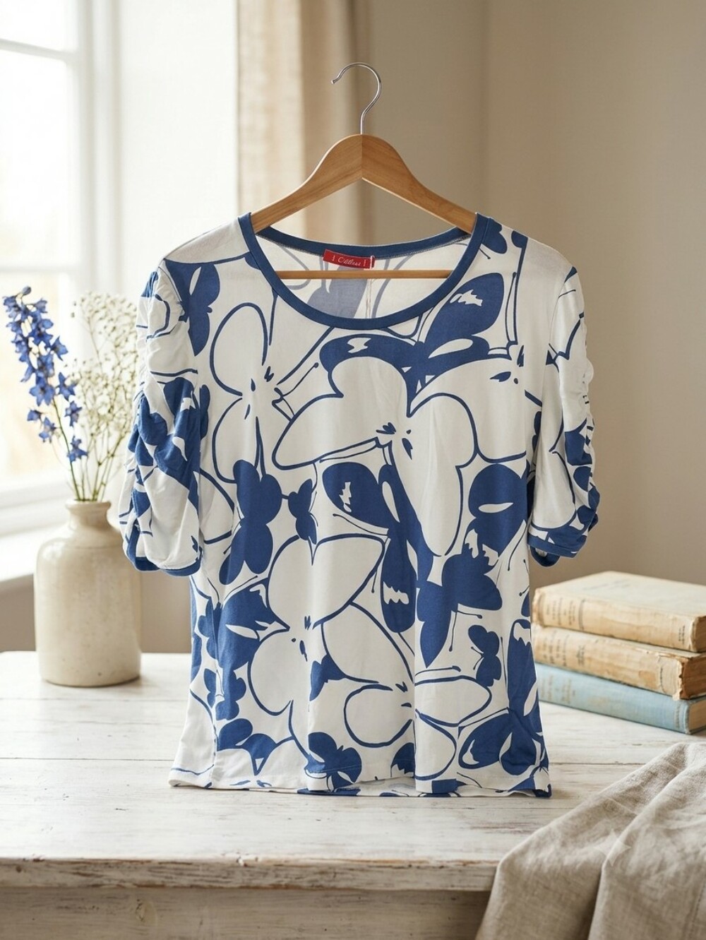 Floral Scoop Neck Top in Blue and White